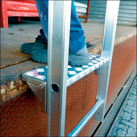 [HSPGR1] HSPGR1 - gradino di uscita in alluminio da 150 mm. per scale a gabbia modulari