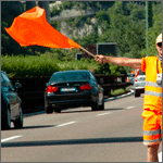 [BSL108] BSL108 - bandierina segnaletica per movieri arancio fluorescente asta in legno